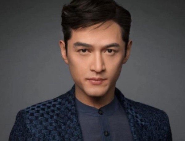 胡歌妻子产后复出工作，陪在胡歌身边小鸟依人，胡歌白衬衫超帅气