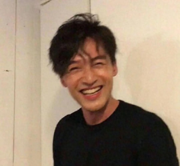 42岁胡歌近况：与陈龙观鸡打架，白发满头仍不改本色