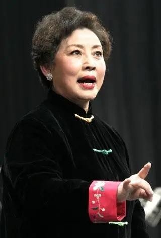 由革命现代京剧走红的三位著名京剧女演员，以及她们拍摄的影视剧