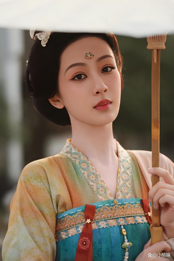 杨紫宠粉有瘾？粉丝们现场大快朵颐，她却乐在其中！