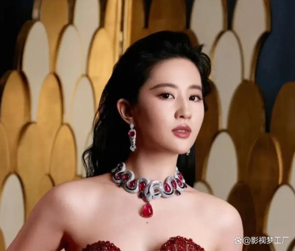 宝格丽高层发刘亦菲照片，被说油腻真实长相，外媒生图一目了然