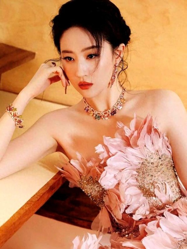 刘亦菲在盛典中绽放，羽毛裙如仙子降临，微胖美成绝世之作