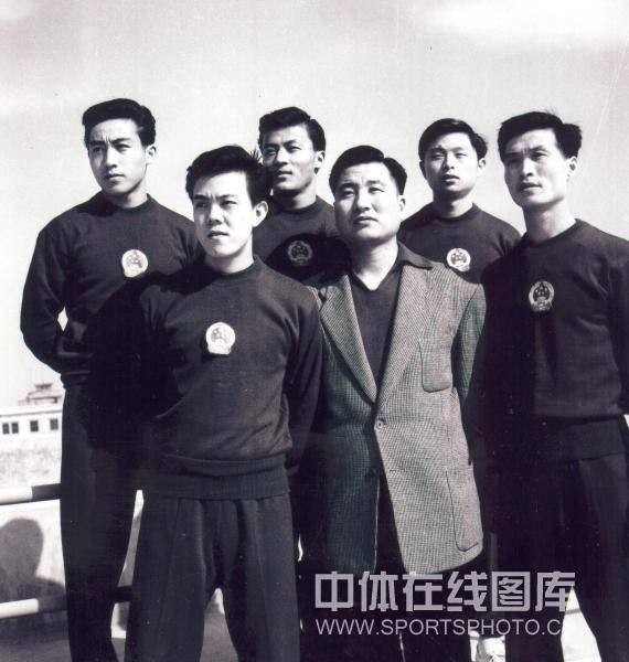 穿西装者为傅其芳
