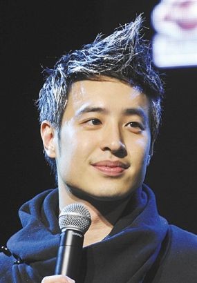 2009年7月，潘玮柏和李晨合伙在上海开设了一家潮流服装店。受到了粉丝的追捧,目前在上海、北京、杭州均有分店。