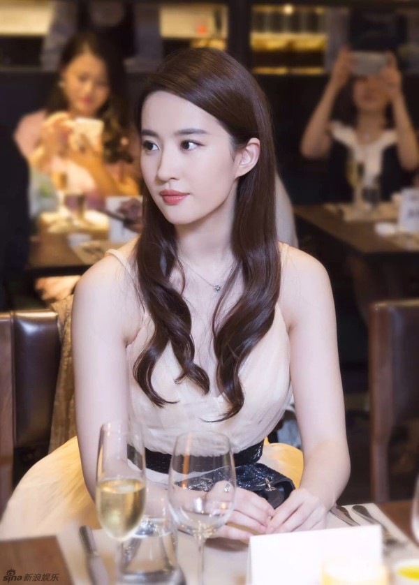 组图：刘亦菲美得360度无死角 露香肩清纯性感
