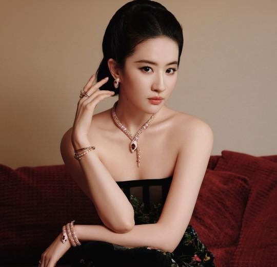 刘亦菲穿刺绣抹胸裙美艳动人 在光影之中交织闪耀