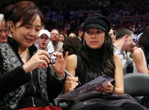 她们是中国娱乐圈的佼佼者，却是NBA球星的小球迷
