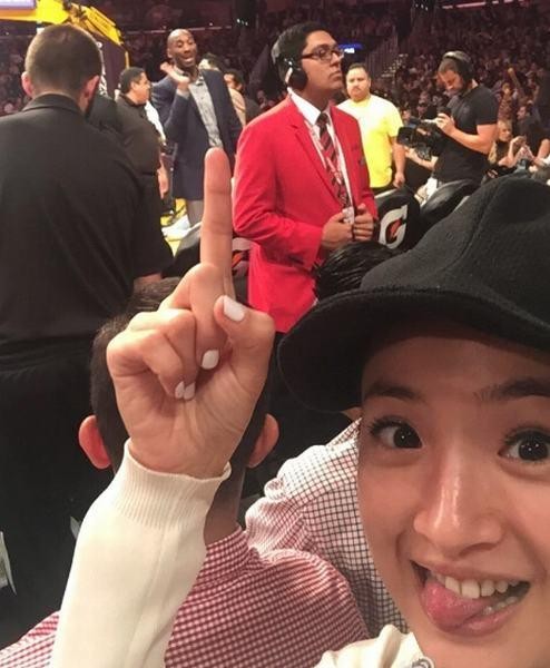 她们是中国娱乐圈的佼佼者，却是NBA球星的小球迷