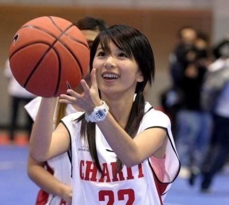 她们是中国娱乐圈的佼佼者，却是NBA球星的小球迷