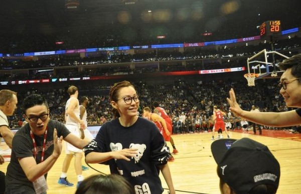 她们是中国娱乐圈的佼佼者，却是NBA球星的小球迷