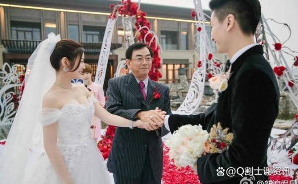 陈妍希父亲去世，陈晓缺席葬礼，离婚后的情感纠葛，谁对谁错？