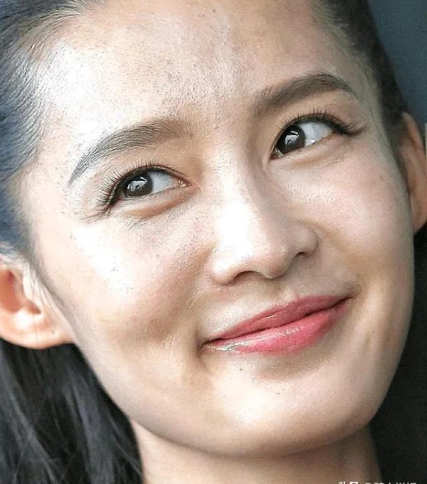女明星现场拍摄素颜照，直击真实面容！