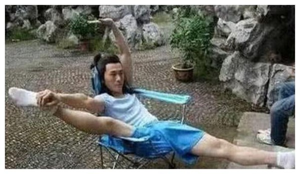 明星片场休息干什么？杨幂抠脚，黄晓明抱杨颖睡觉，而她竟造娃