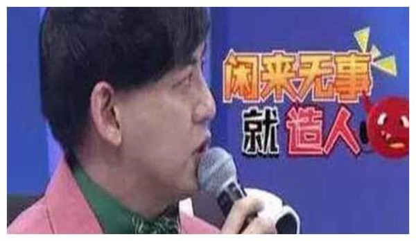 明星片场休息干什么？杨幂抠脚，黄晓明抱杨颖睡觉，而她竟造娃