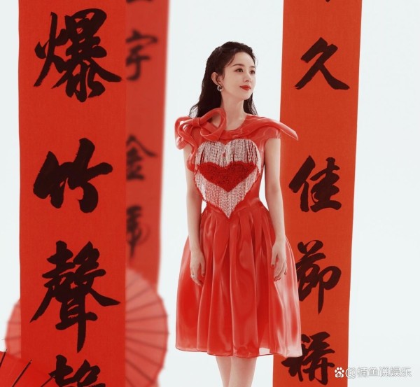 第一次上春晚的赵丽颖有多可爱？登台献歌呆萌可爱，直言很紧张