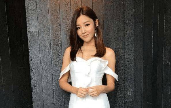 幸运女明星诗雅，没有出演过影视作品，就顺利的和娱乐公司签约