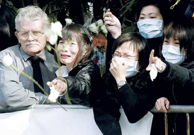 香港各界哭送梅艳芳 媒体直升机直播葬礼