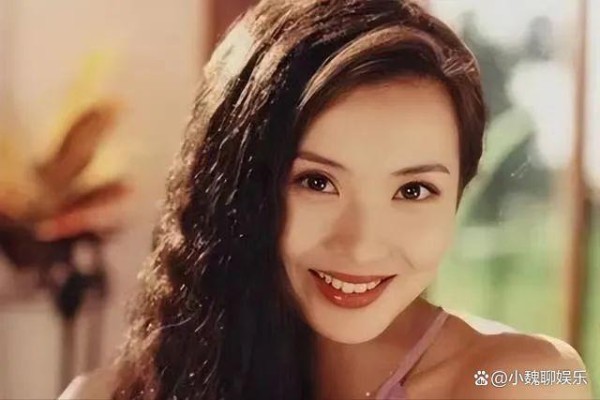陈好与朋友聚会，搂着孩子热聊大笑温柔可人，婚后连生三胎如今幸福