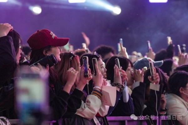 日照沙滩音乐节GAI带动全场一起蹦迪 昼夜狂欢不停歇