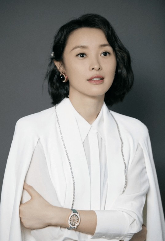 吴越同框杨紫，同穿小白裙，明明21岁年龄差，气质却更胜一筹