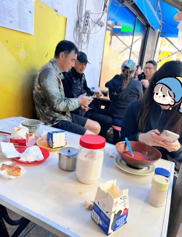 周润发与钟镇涛亲密互动！在香港苍蝇小馆与粉丝握手合照
