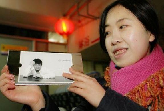 盘点最疯狂的粉丝，女子为追星逼死父亲，最后一位跳火车自杀