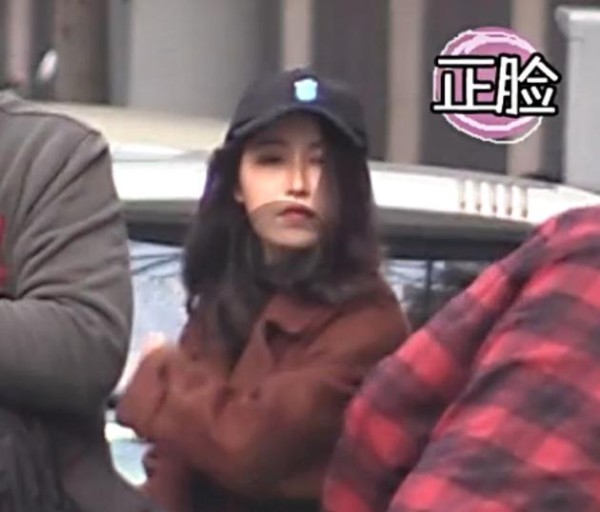 林更新携女子购物