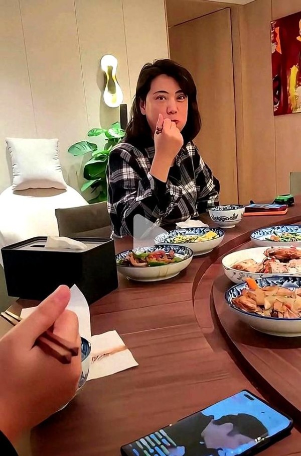 黄子韬妈妈正脸照曝光，终于明白他为啥要跟徐艺洋结婚了