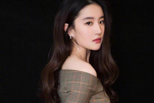 继周星驰后又一票房巨星诞生，刘亦菲轰动好莱坞，票房至少60亿