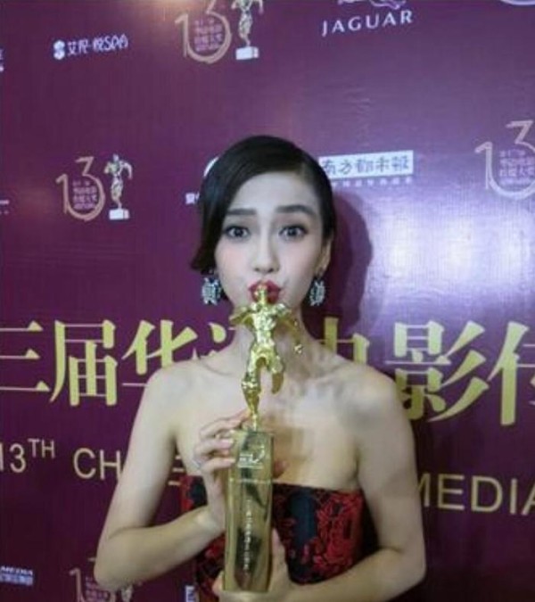 当娱乐圈明星领奖时拿奖杯的姿势, 周冬雨很平静, 胡歌小心翼翼!