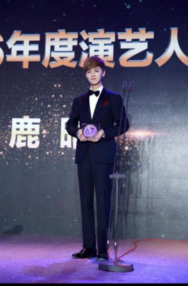 当娱乐圈明星领奖时拿奖杯的姿势, 周冬雨很平静, 胡歌小心翼翼!