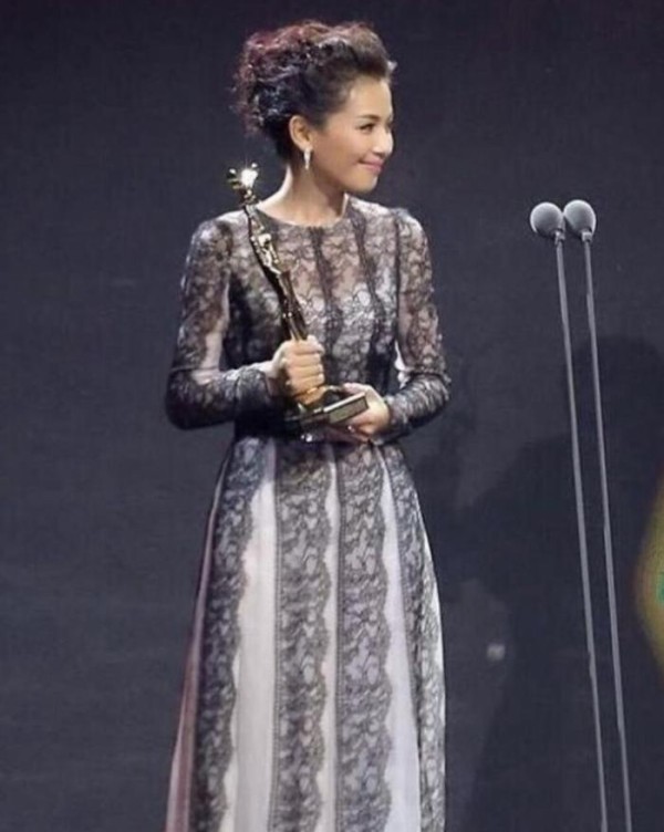 当娱乐圈明星领奖时拿奖杯的姿势, 周冬雨很平静, 胡歌小心翼翼!
