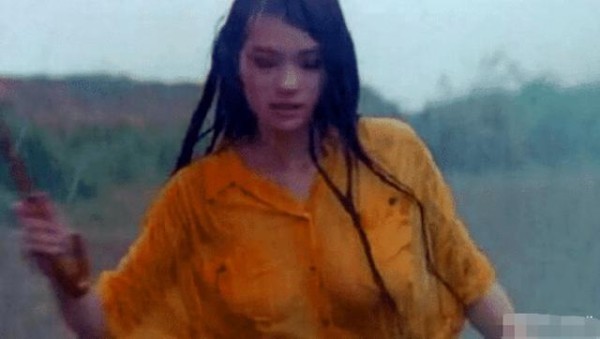 曾与四位影帝合作，一场淋雨戏让她浑身湿透，在娱乐圈一炮走红