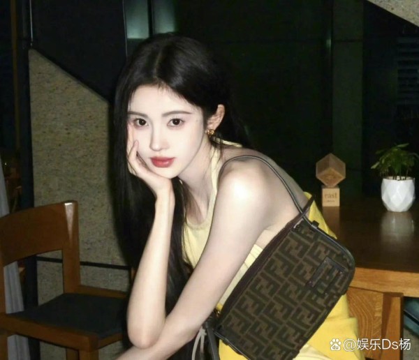 鞠婧祎最近接了芬迪的推广，这种...@娱乐Ds杨的动态