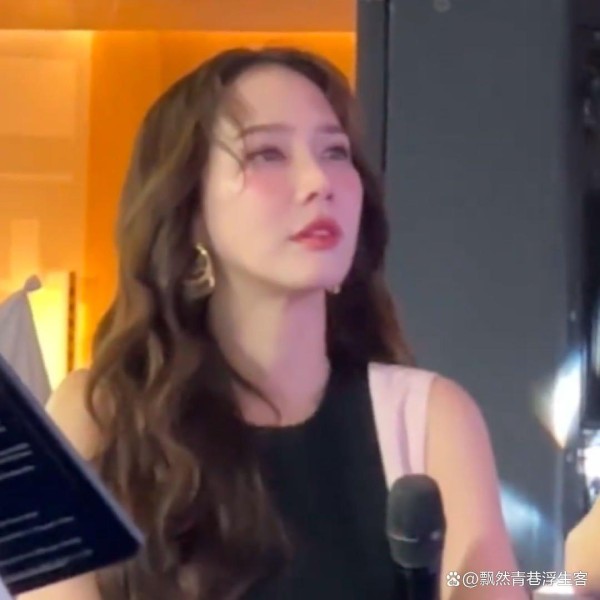 泰国女星Aump线下活动中关心赵露思情况