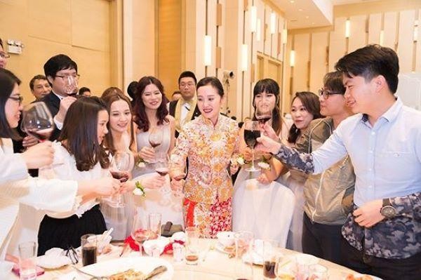 婚礼上新人要注意的敬酒礼仪有哪些【婚礼纪】