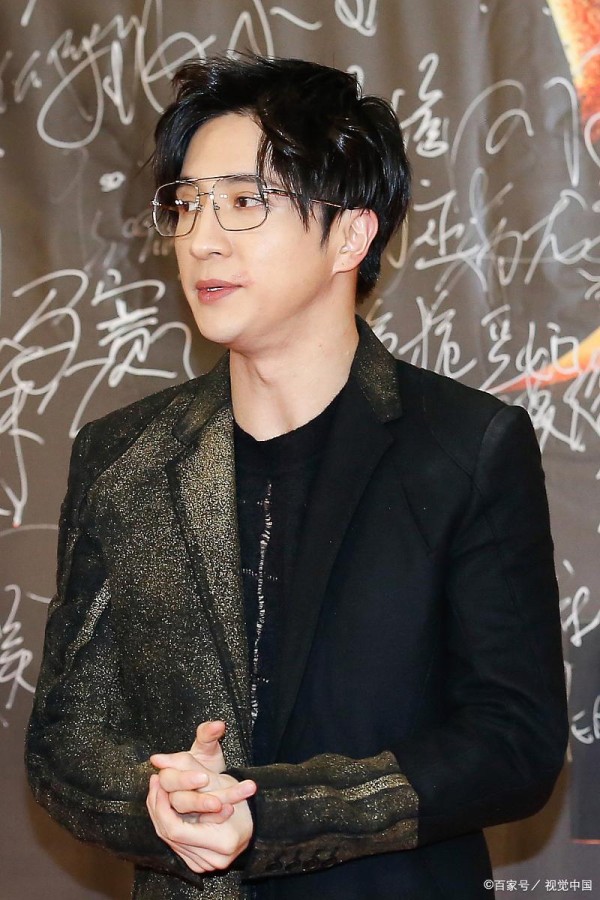 薛之谦：逆境中的坚韧与演艺事业的持续发展