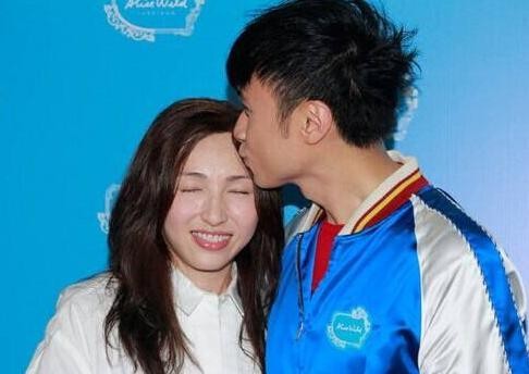 娶了经纪人的3位明星，大张伟低调，古巨基甜蜜，他老婆颜值高