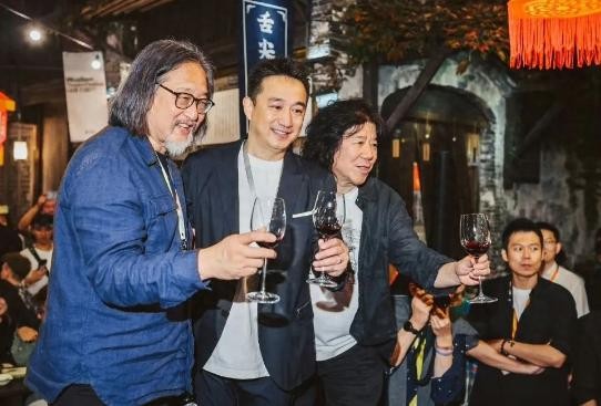 乌镇社交名场面！李冰冰带周也，王传君刘昊然敬酒惹冯小刚不悦