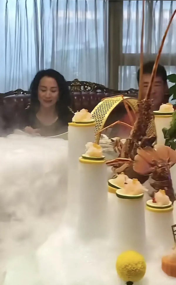 汤灿中秋聚餐曝光，素颜现身引热议，气质引发讨论