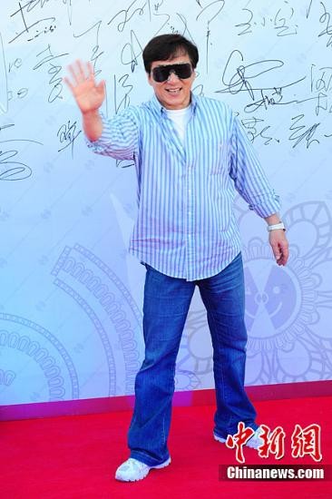 香港圈内人士出书曝巨星秘史：成龙曾拍艳情片——中新网