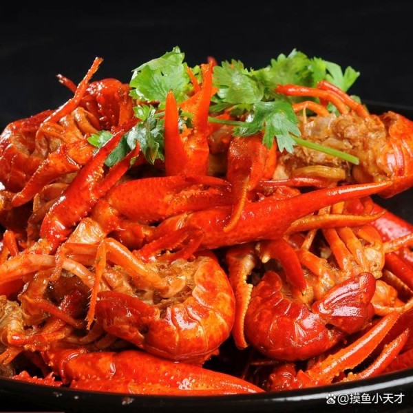 湖北油焖大虾：夏日餐桌的 “明星” 美食