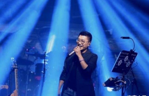 拥有音乐才华的庞龙，从一名大歌星，变成了一名音乐老师