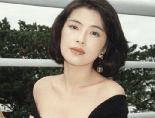 她是香港天王的妻子, 因拍戏失忆, 如今52岁被丈夫宠成小公主