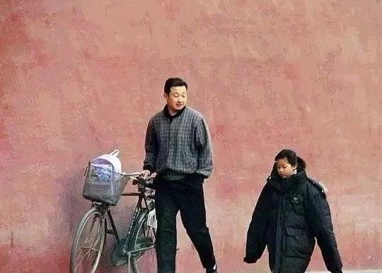 最能代表“父爱如山”的5张照片,不是我想哭,只是泪水忍不住