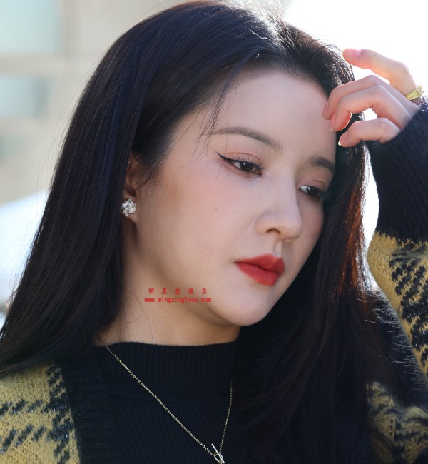 刘些宁街拍花絮照片，近距离拍摄面部特写，高清8K分辨率原图无修生图下载（至尊）
