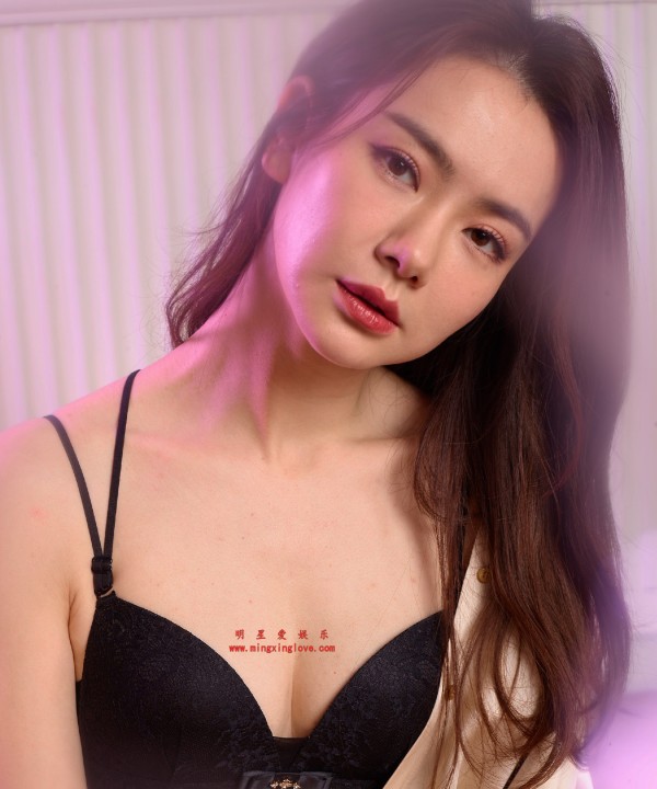 戚薇为某品牌内衣拍摄的广告片花絮照，吊带露胸内衣，放大可看清肌肤纹理，高清4K分辨率原图无修生图下载（至尊）