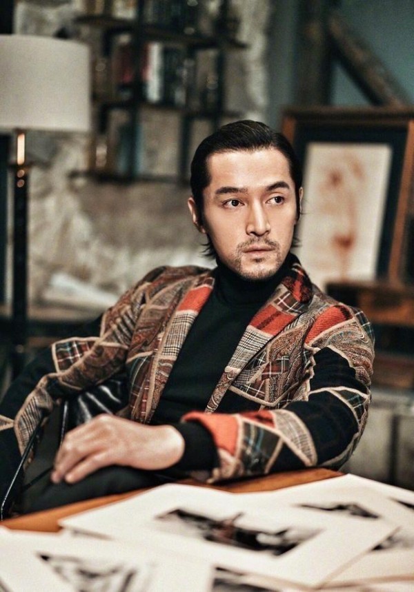 胡歌颠覆往日书生形象，长发胡渣进军大叔风范儿，尽显身材和外貌