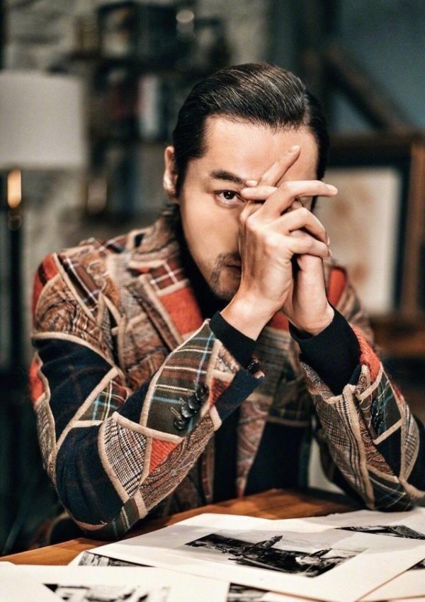 胡歌颠覆往日书生形象，长发胡渣进军大叔风范儿，尽显身材和外貌