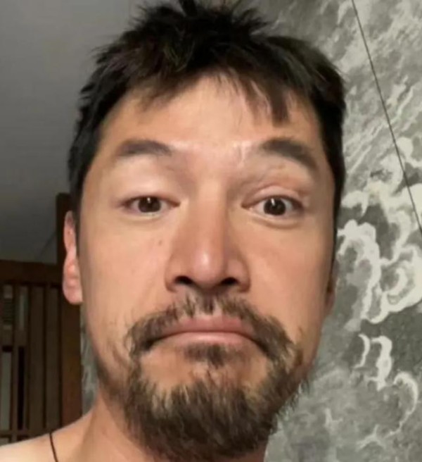 胡歌深夜emo，晒自拍表情忧伤满脸胡须，发文谈论短暂的一生